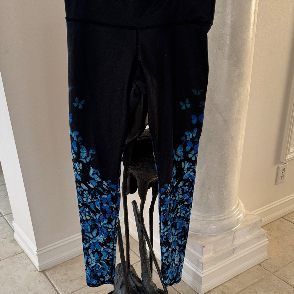 Alo Women's Black and Blue Floral Pants